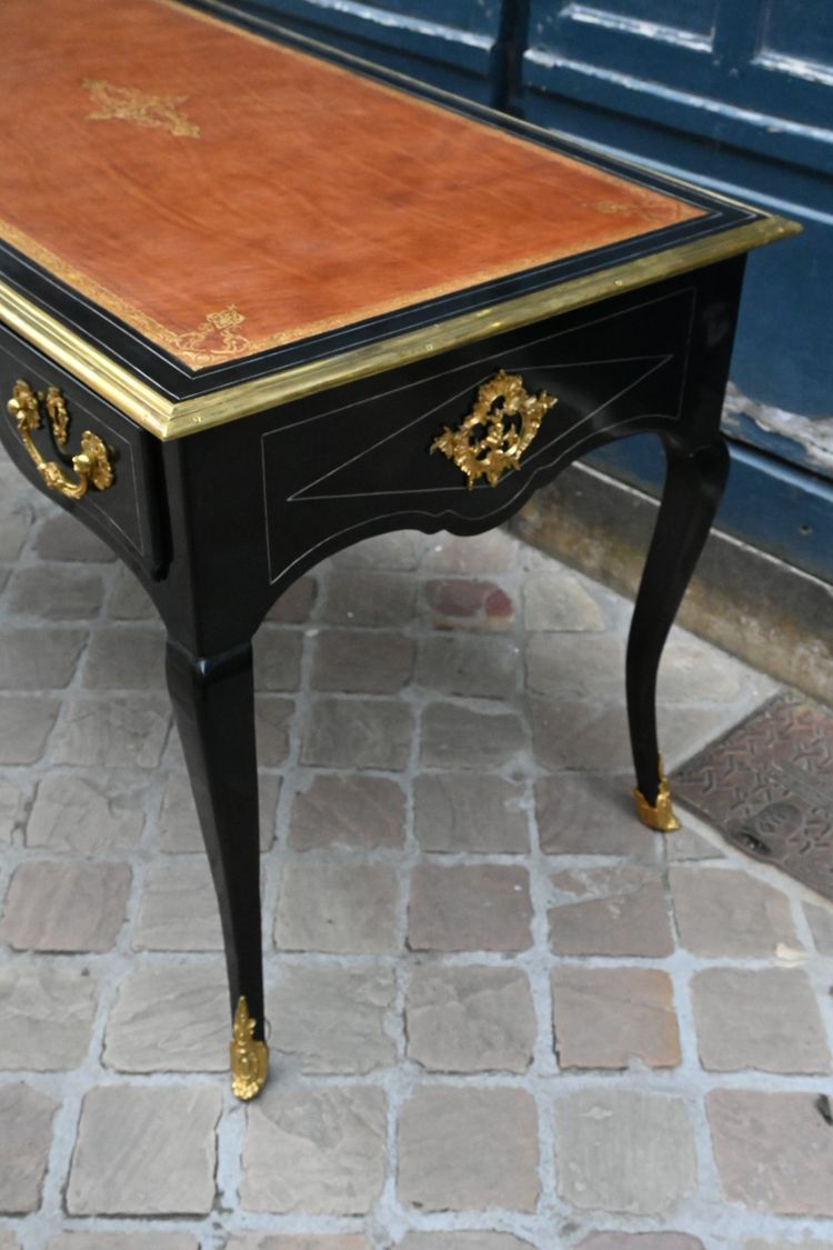 Elegante scrivania piatta in legno annerito del XVIII secolo.