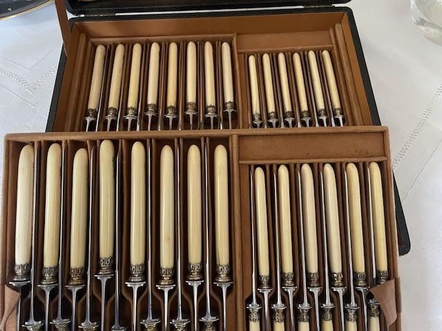 Set of 30 table knives and 24 cheese knives