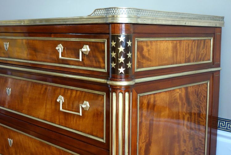 Commode d'époque Directoire en plaquage de Citronnier et d'acajou