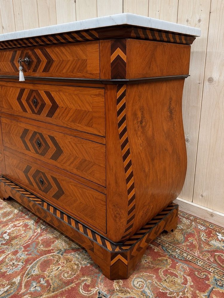 Commode marqueterie style suisse – plateau marbre de Carrare