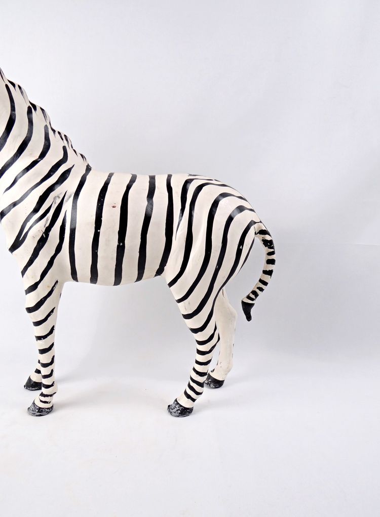 Scultura in cuoio dipinto raffigurante una zebra con occhi di vetro nero, Kenya, metà del XX secolo.