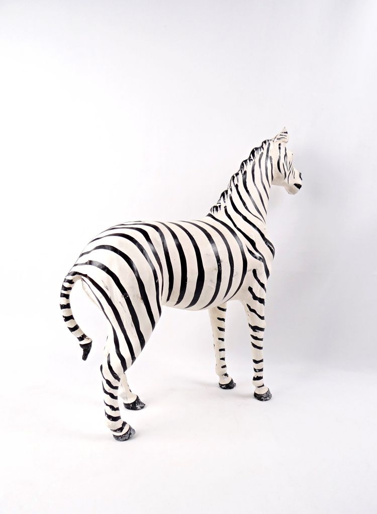 Scultura in cuoio dipinto raffigurante una zebra con occhi di vetro nero, Kenya, metà del XX secolo.