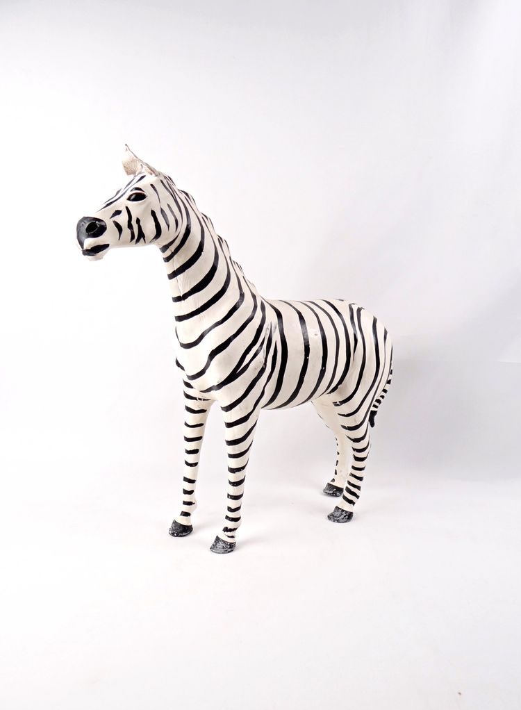 Scultura in cuoio dipinto raffigurante una zebra con occhi di vetro nero, Kenya, metà del XX secolo.