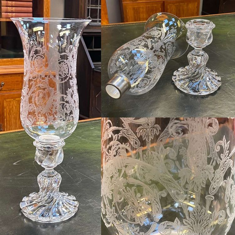 Portacandele in cristallo Baccarat con decorazione a fogliame incisa.