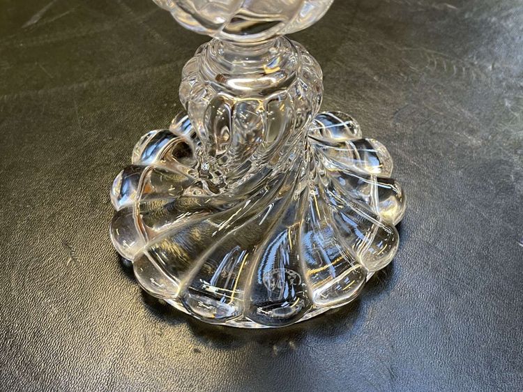 Portacandele in cristallo Baccarat con decorazione a fogliame incisa.
