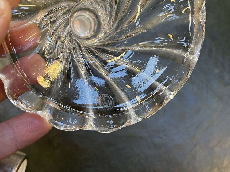 Portacandele in cristallo Baccarat con decorazione a fogliame incisa.