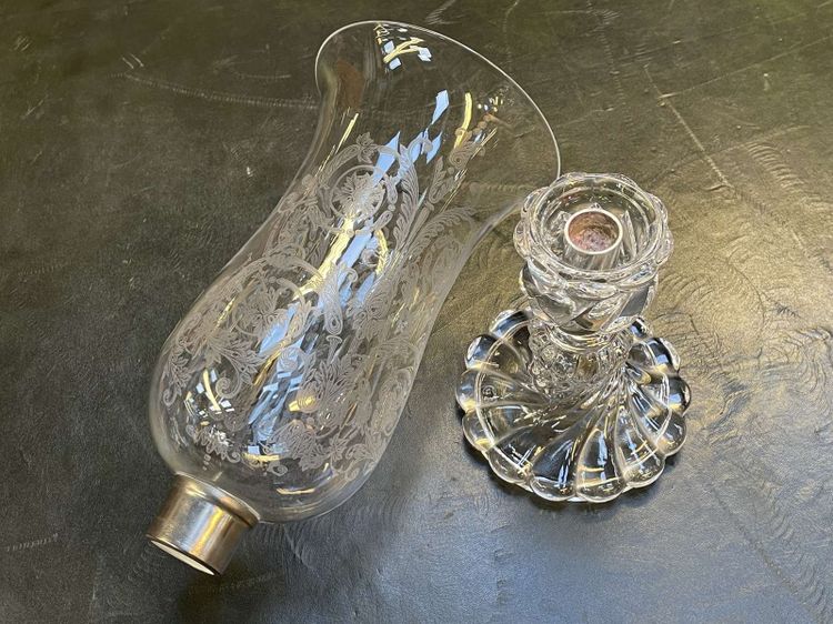 Portacandele in cristallo Baccarat con decorazione a fogliame incisa.