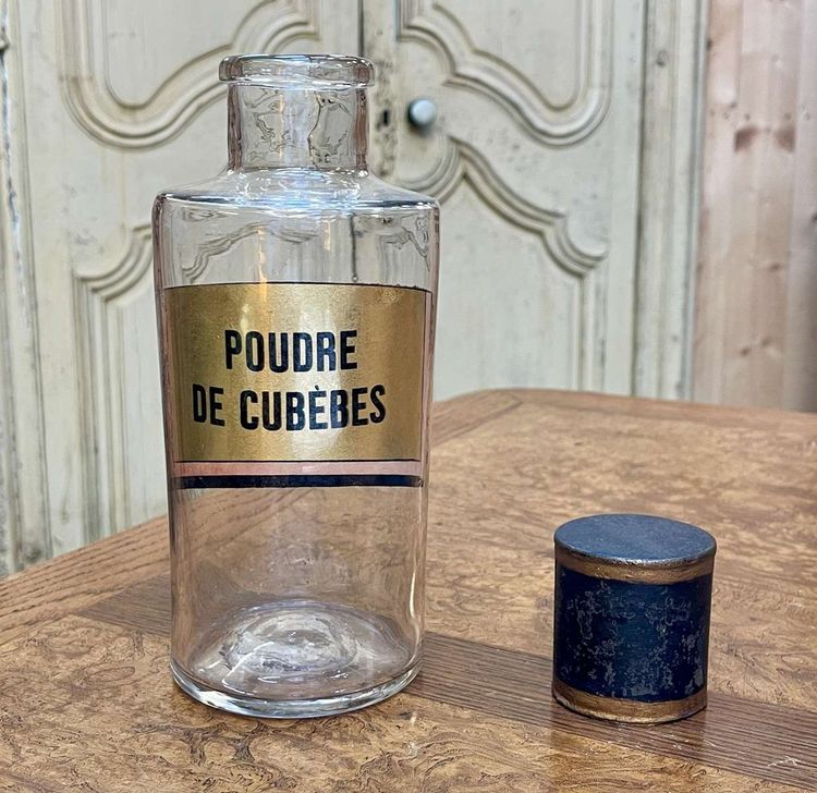Early 20th-century apothecary jar, cube powder