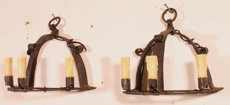 Coppia di applique da parete in ferro battuto in stile medievale