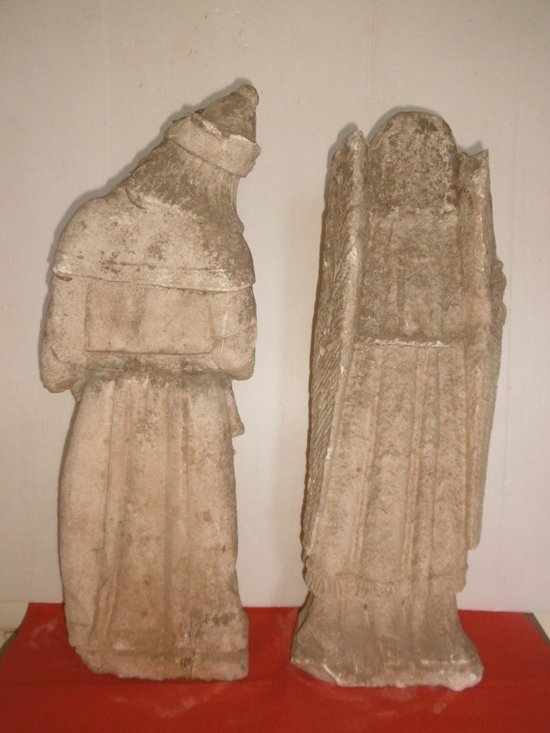 Sculture in pietra del XIII secolo