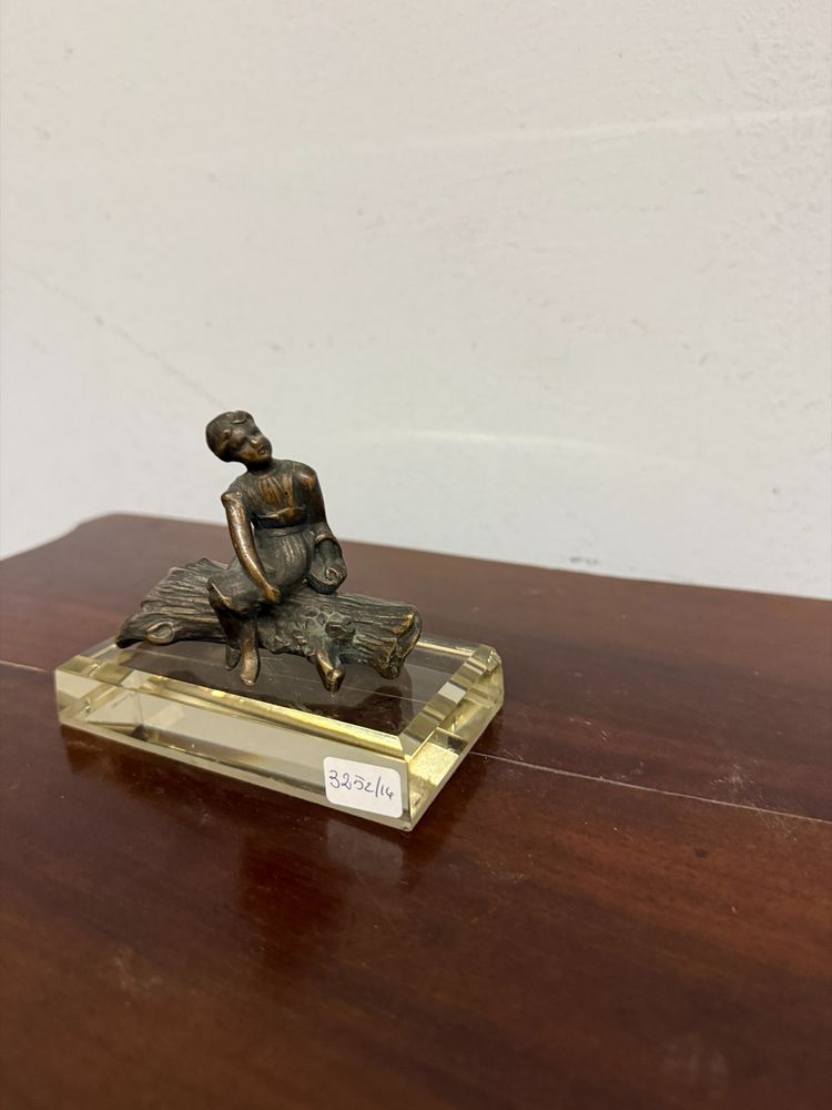  Petite sculpture en bronze d'une jeune fille allongée, 19ème siècle, sur une base en cristal, 10x11x7cm