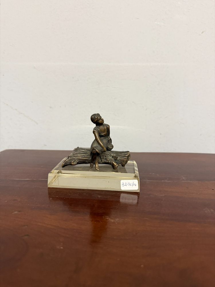  Petite sculpture en bronze d'une jeune fille allongée, 19ème siècle, sur une base en cristal, 10x11x7cm