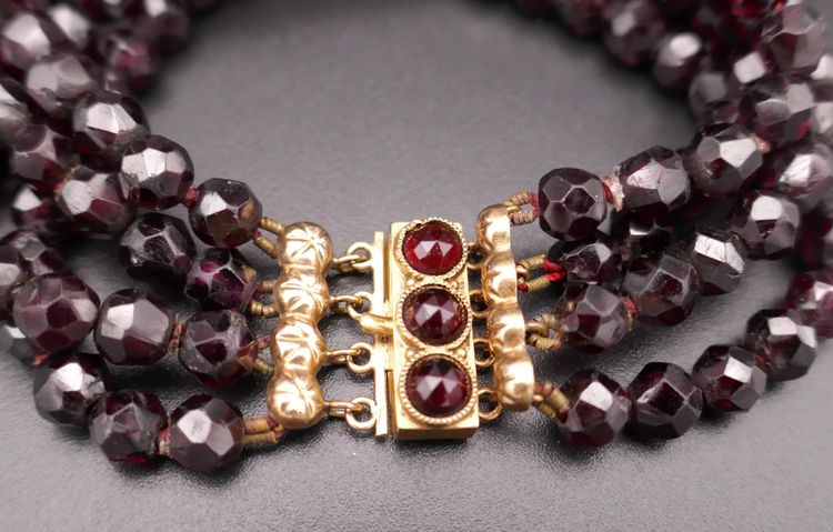 Bracciale antico con 4 file di granati.