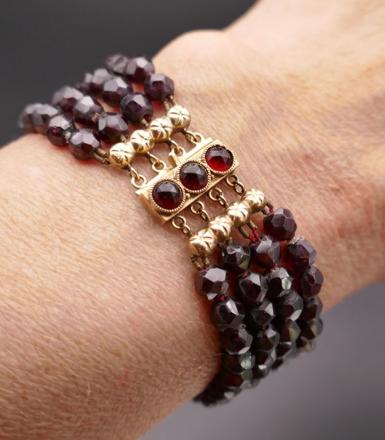 Bracciale antico con 4 file di granati.