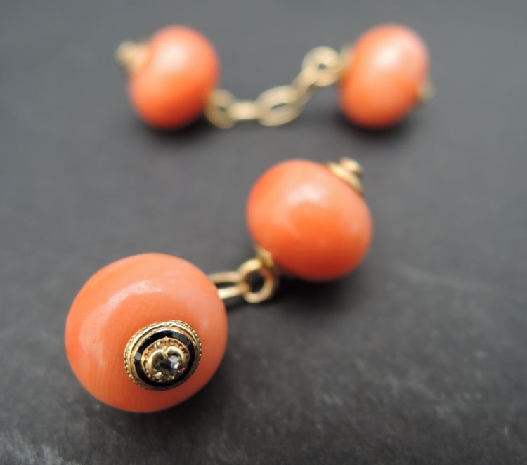 Paire de boutons de manchette corail, diamant or 18K