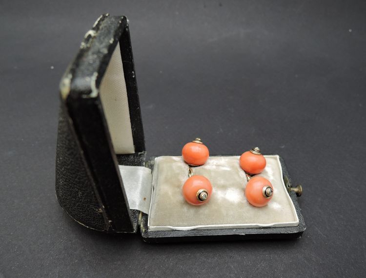 Paire de boutons de manchette corail, diamant or 18K