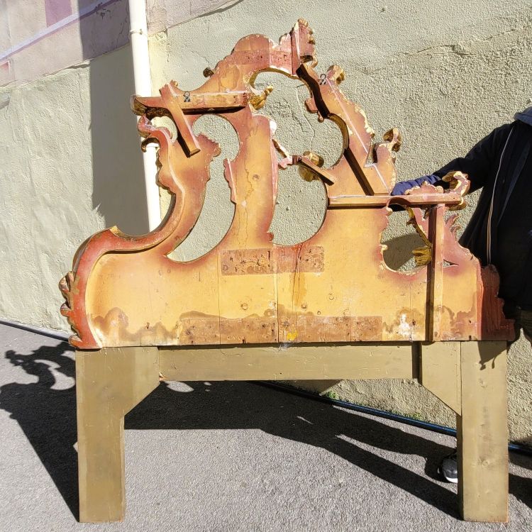 Grande tête de lit en bois doré sculpté, H200cm, XXème siècle