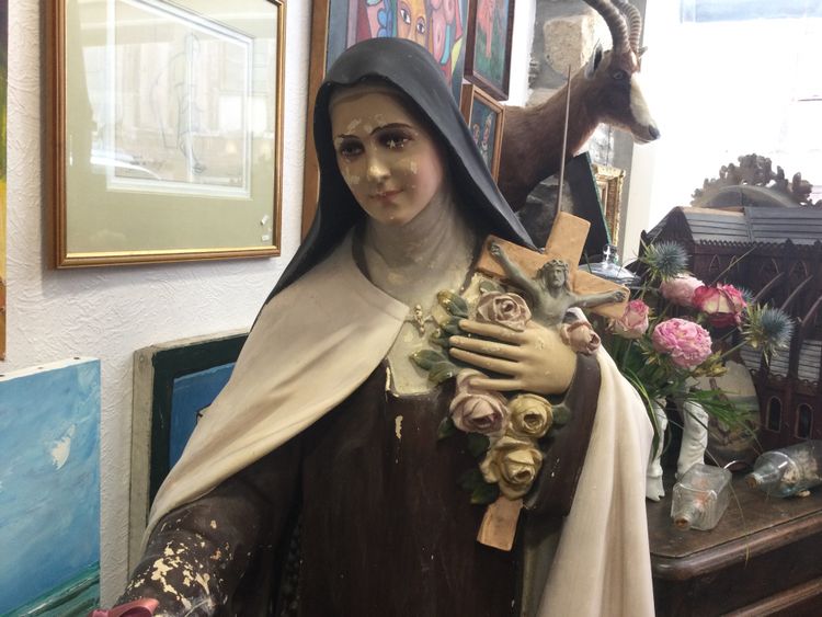Large statue of Saint Thérèse of Lisieux