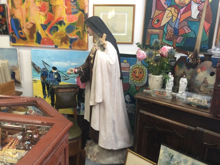 Large statue of Saint Thérèse of Lisieux