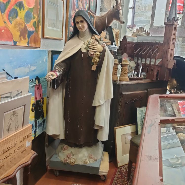 Large statue of Saint Thérèse of Lisieux