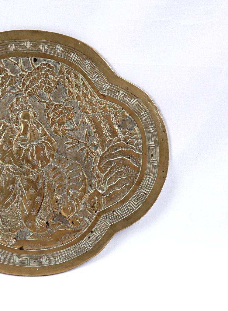 Ornamentale Platte aus vergoldeter Bronze Szene eines mythologischen Paares Indochina Ende 19.