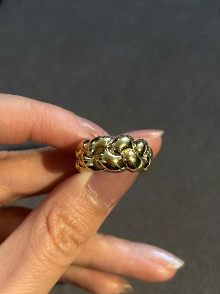 Van Cleef & Arpels Bague en or 18k à motif de torsade