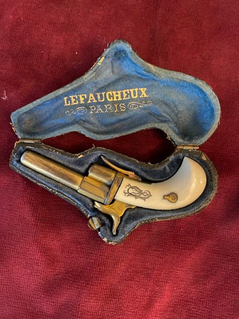 Broschenpistole, vergoldet, signiert "LE FAUCHEUX PARIS" - Kaliber 5,5