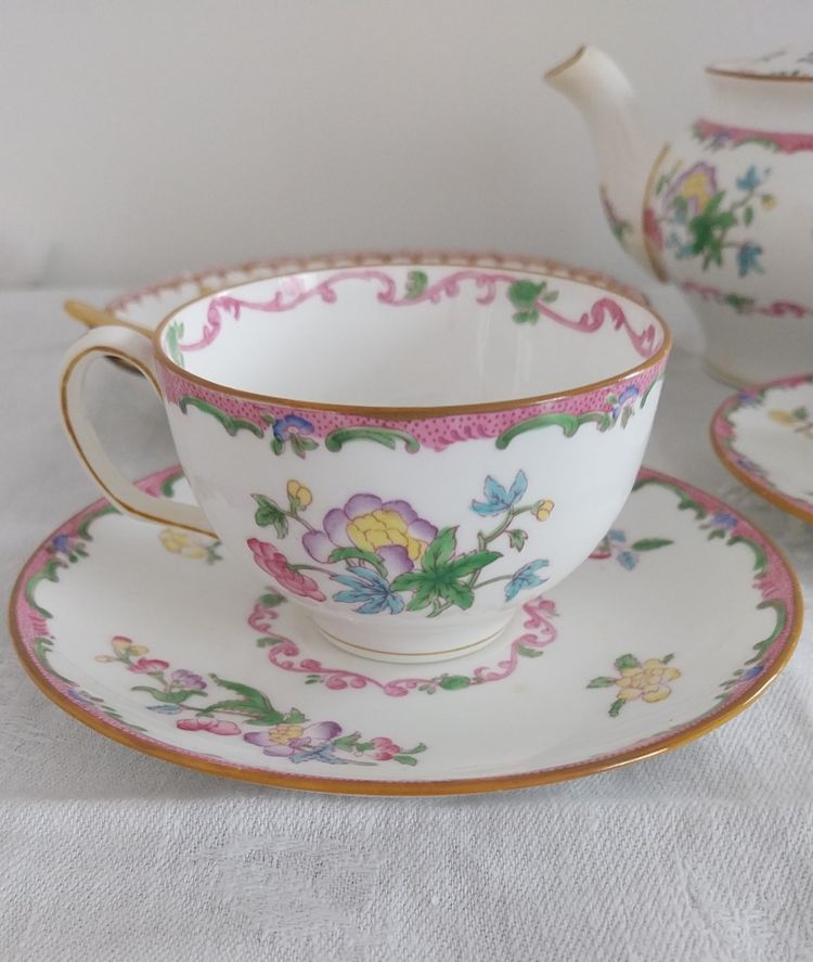 Kopf an Kopf aus Porzellan (10 Stück) aus der Manufaktur Minton England