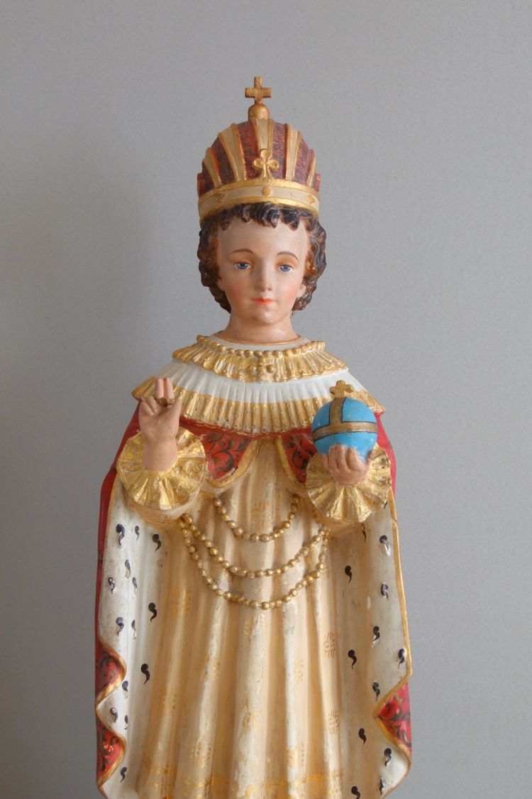 Grande statue de dévotion ou chapelle : l'Enfant Jésus de Prague, plâtre polychrome doré