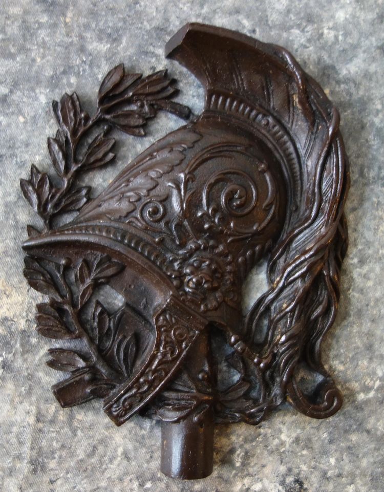 Große Miniatur Militärtrophäe, Andenken an die Grand Tour, patinierte Bronze auf Marmorhintergrund