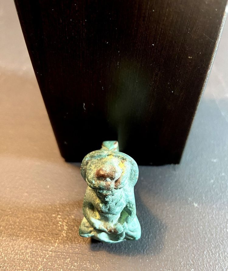 Civilisation du Gandhara, bague bouddhiste en bronze décorée d'une représentation de Bouddha.