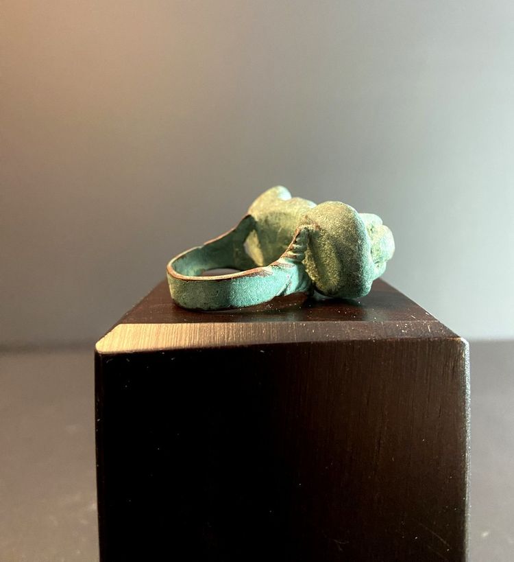 Civilisation du Gandhara, bague bouddhiste en bronze décorée d'une représentation de Bouddha.