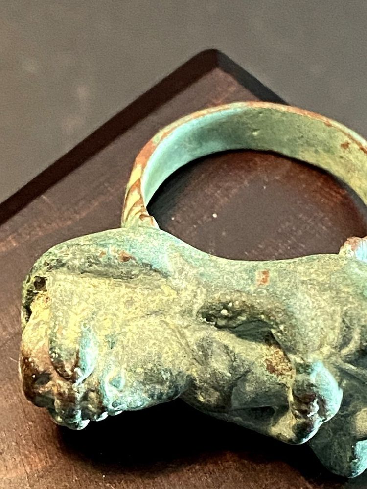 Civilisation du Gandhara, bague bouddhiste en bronze décorée d'une représentation de Bouddha.