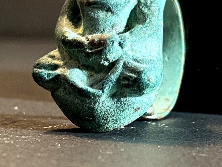 Civilisation du Gandhara, bague bouddhiste en bronze décorée d'une représentation de Bouddha.