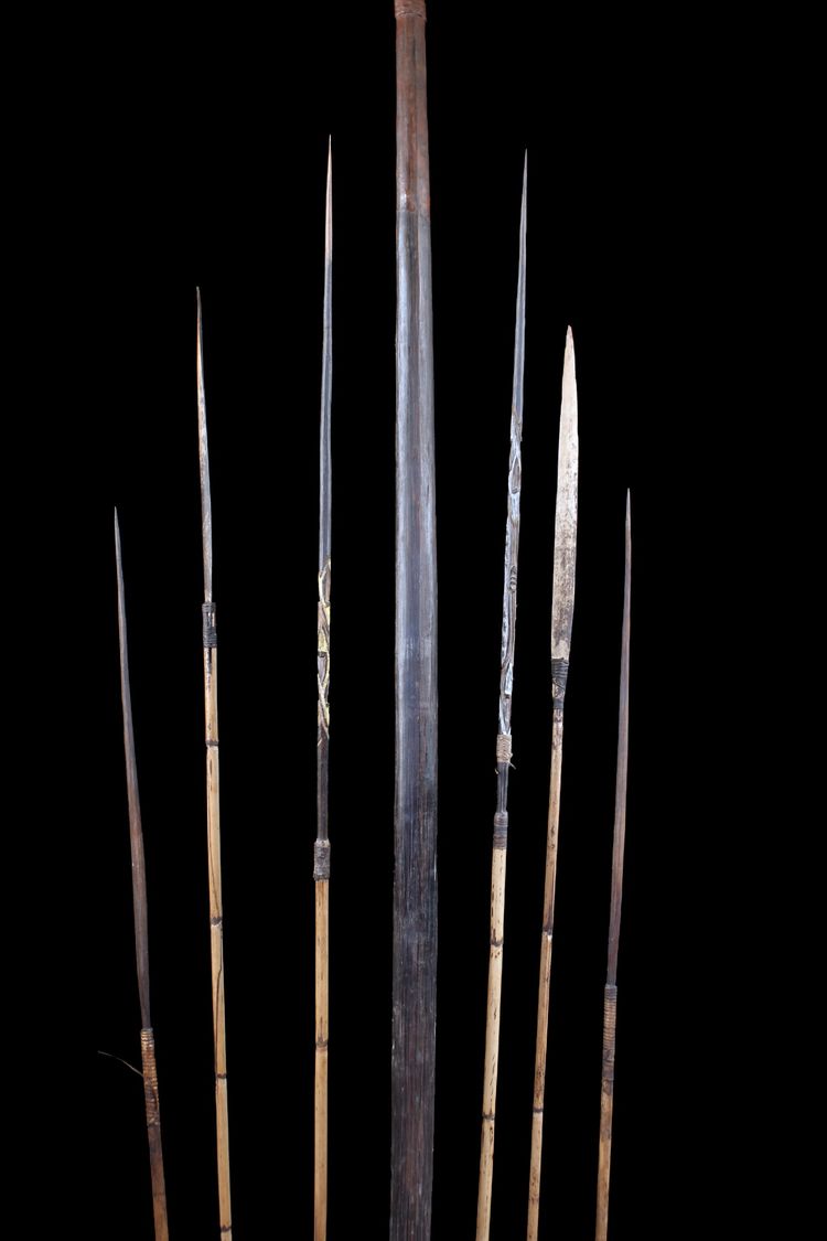 Set aus 6 Pfeilen und Bogen, Ozeanische Kunst, traditionelle Waffe, Stammeskunst, Ozeanien, Ca. 192 cm