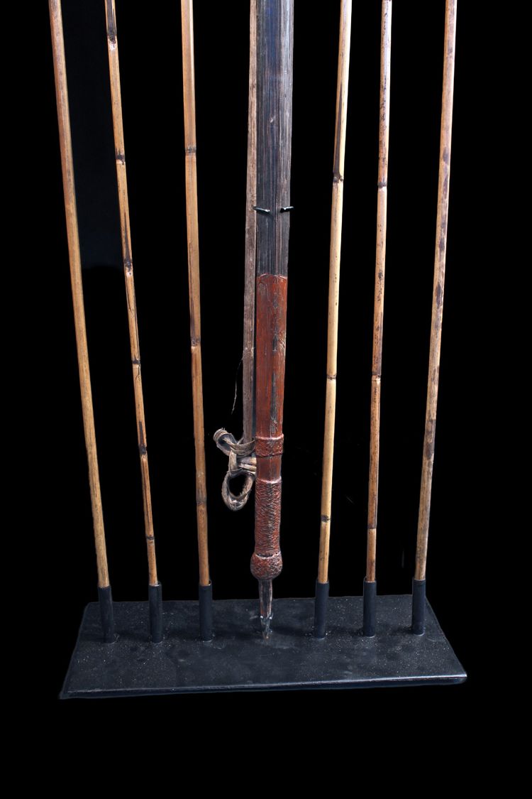 Set aus 6 Pfeilen und Bogen, Ozeanische Kunst, traditionelle Waffe, Stammeskunst, Ozeanien, Ca. 192 cm