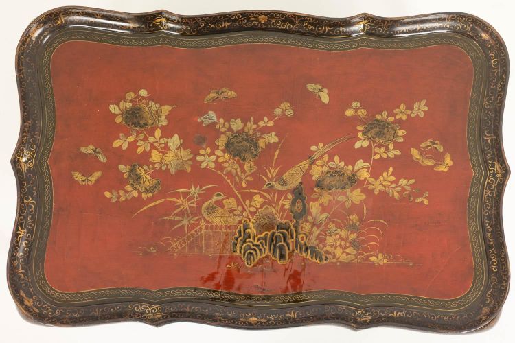Tavolino con piano estraibile in legno laccato rosso e nero. 1950s. LS6765484