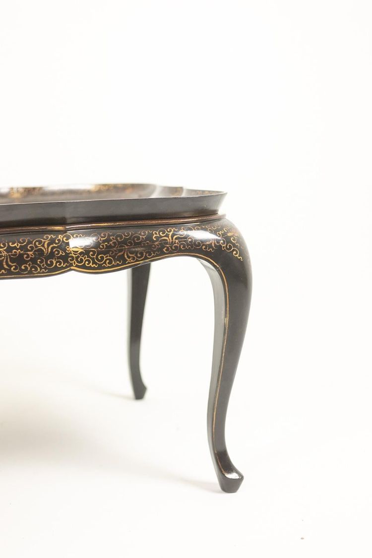 Tavolino con piano estraibile in legno laccato rosso e nero. 1950s. LS6765484