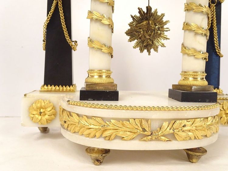 Pendule portique Louis XVI colonnes marbre blanc bronze doré vases XVIIIème
