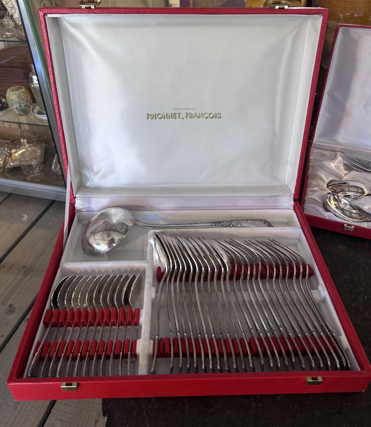 FRANÇOIS FRIONNET - MÉNAGÈRE - MÉTAL ARGENTÉ -STYLE LOUIS XV -MODÈLE ROCAILLE- V.1970.
