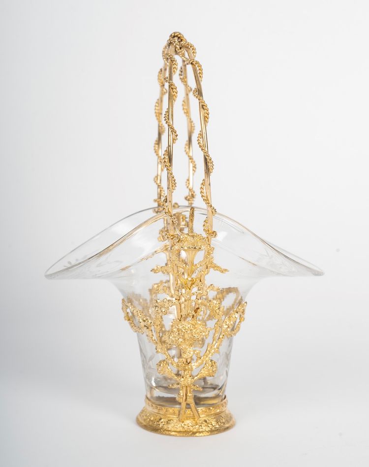 Un panier en cristal et bronze doré de style louis XV, époque XIXème siècle 