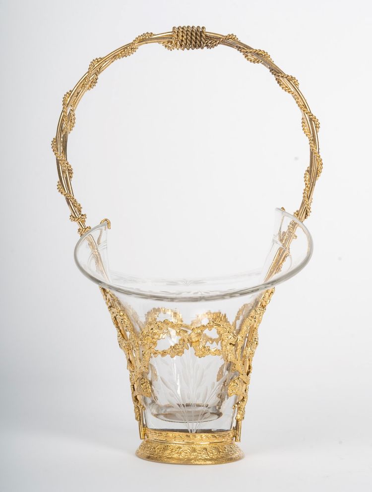 Un panier en cristal et bronze doré de style louis XV, époque XIXème siècle 