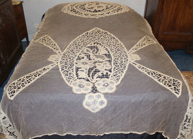 Copriletto o tenda in pizzo d'epoca Art Déco con decorazione floreale e ampi festoni