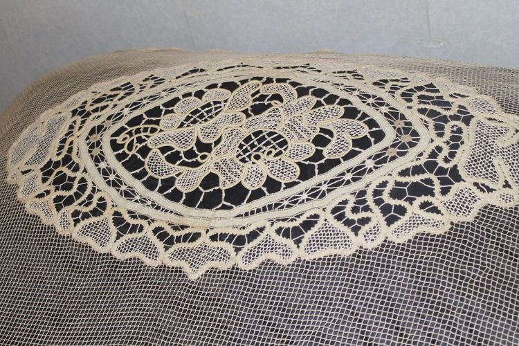 Copriletto o tenda in pizzo d'epoca Art Déco con decorazione floreale e ampi festoni