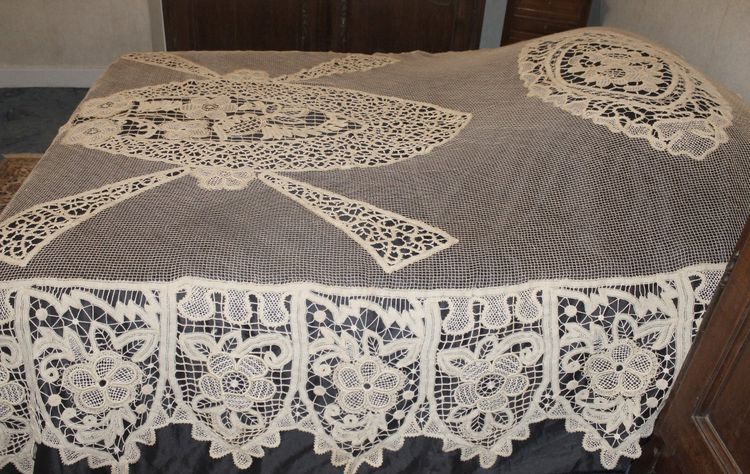 Copriletto o tenda in pizzo d'epoca Art Déco con decorazione floreale e ampi festoni