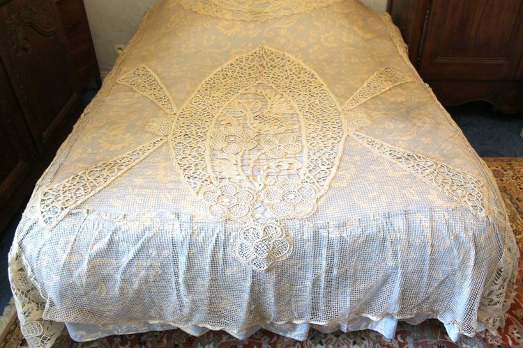 Copriletto o tenda in pizzo d'epoca Art Déco con decorazione floreale e ampi festoni