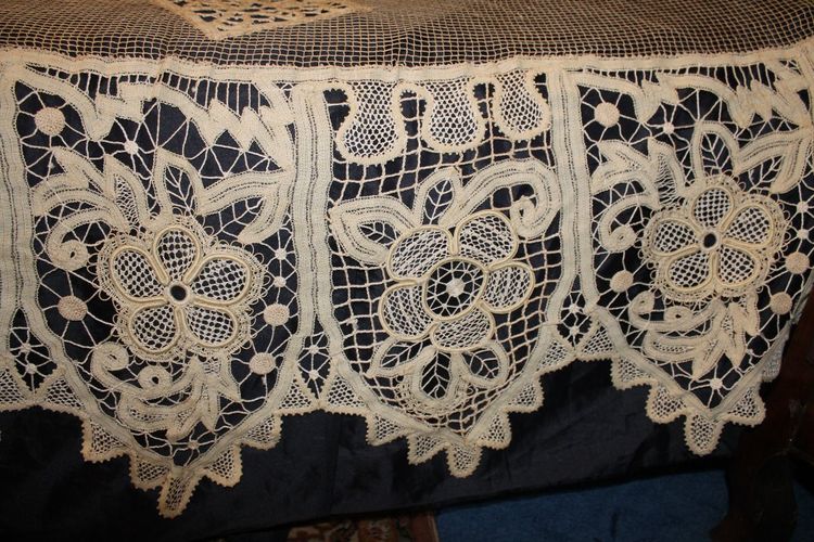 Copriletto o tenda in pizzo d'epoca Art Déco con decorazione floreale e ampi festoni