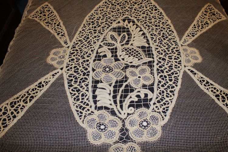 Copriletto o tenda in pizzo d'epoca Art Déco con decorazione floreale e ampi festoni