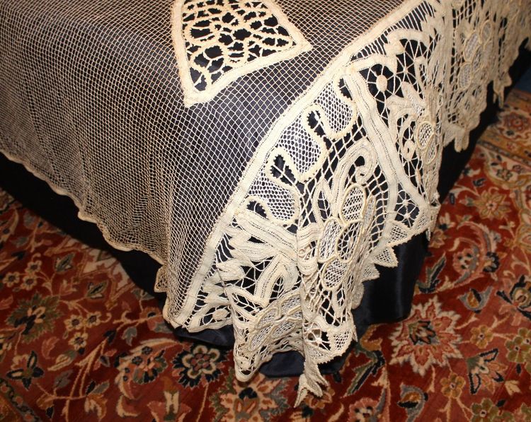 Copriletto o tenda in pizzo d'epoca Art Déco con decorazione floreale e ampi festoni