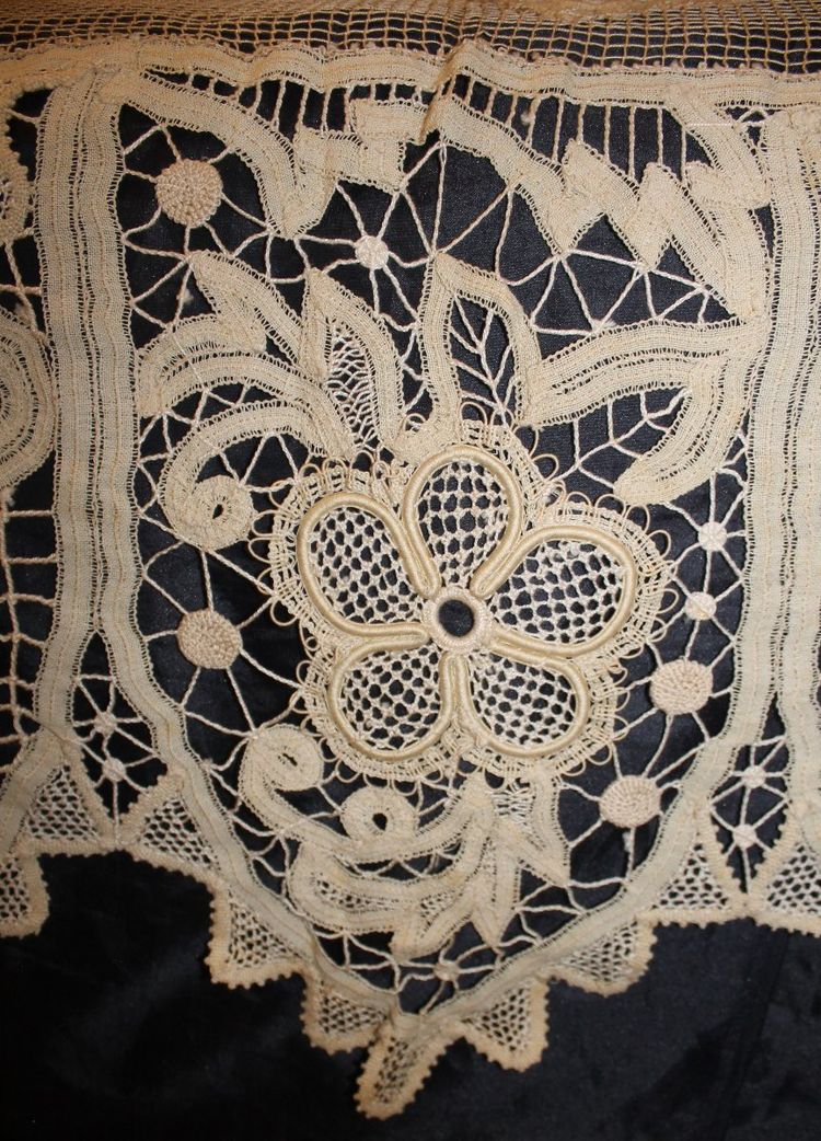 Copriletto o tenda in pizzo d'epoca Art Déco con decorazione floreale e ampi festoni